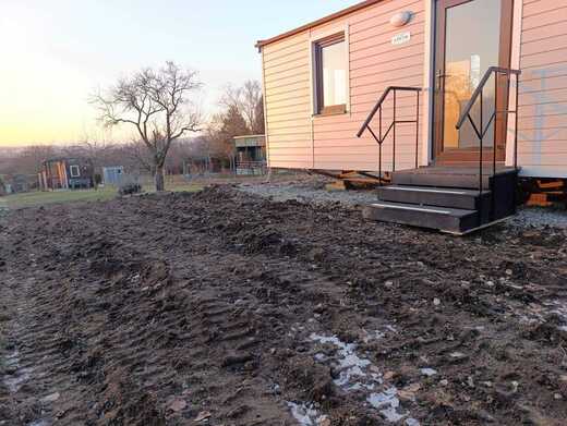 Super Arktik – béžový mobilný dom na pozemku