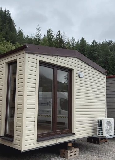 Biely mobilný dom – bočný pohľad moderného exteriéru