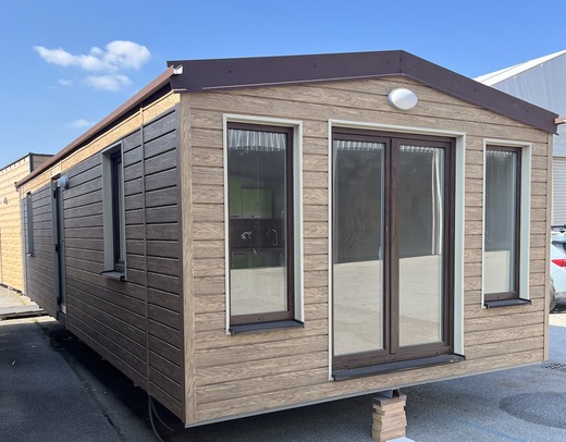 Bočný pohľad na mobilný dom s fasádou Honey Oak | moderný exteriér