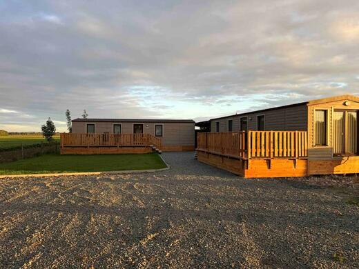 Mobilné domy v rezorte pri západe slnka