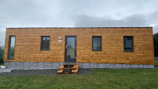 Čelný pohľad na mobilný dom Super Arktik | moderný dizajn