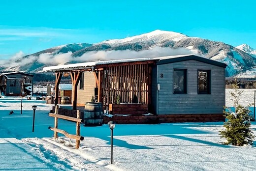 Celorocny mobilny dom Super Arktik v zime.jpeg