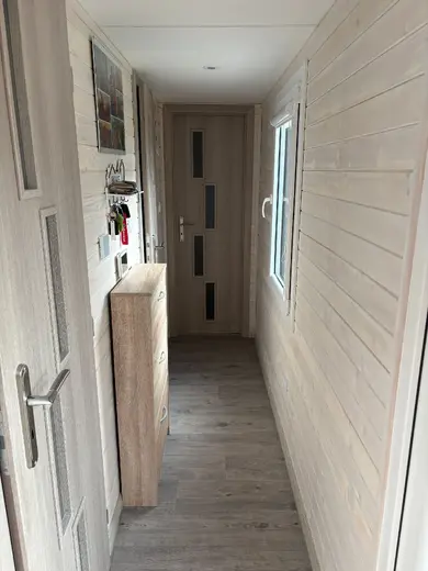 Chodba mobilného domu Super Arktik | moderný interiér