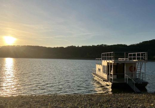 houseboat-v-pristave.JPG