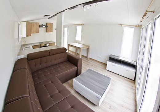Priestranná obývačka s kuchyňou dom Super Arktik