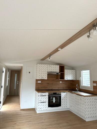 Interiér mobilného domu – kuchyňa a obývačka v modernom dizajne