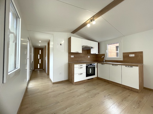 Mobilný dom Super Arktik – priestranná kuchyňa s obývacou časťou
