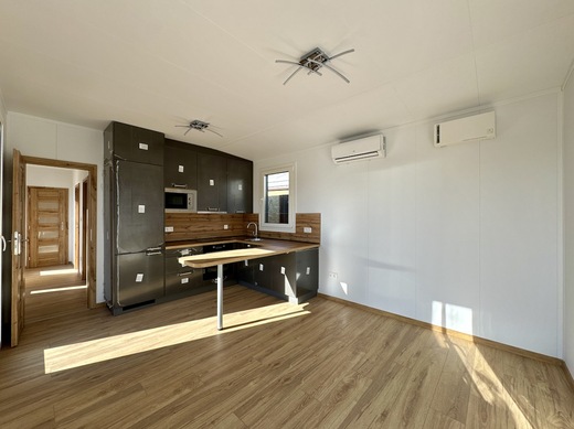 Mobilní dom Super Arktik Family | Kuchyňa s obývačkou