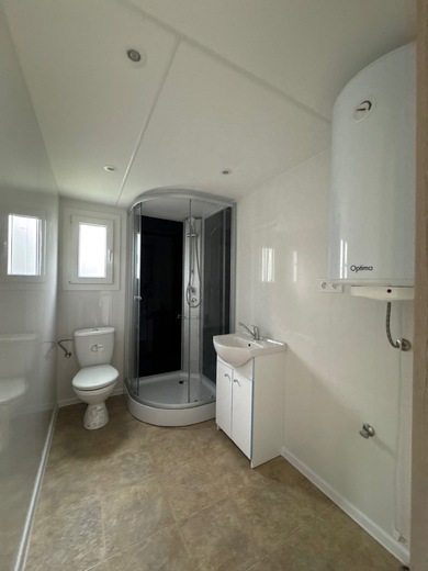 Kúpeľňa mobilného domu – sprchový box, WC, umývadlo, bojler