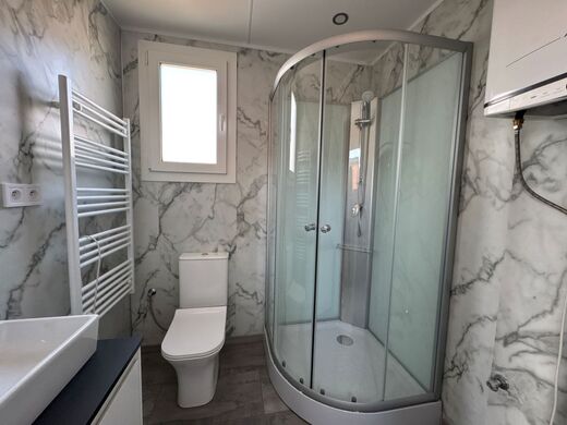 Kúpeľňa so sanitou v mobilnom dome | Moderný interiér