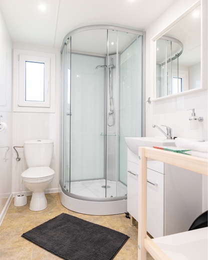 Kúpeľňa so sanitou v mobilných domoch – riešenia