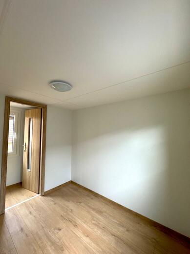 Menšia izba mobilného domu – praktický a moderný interiér