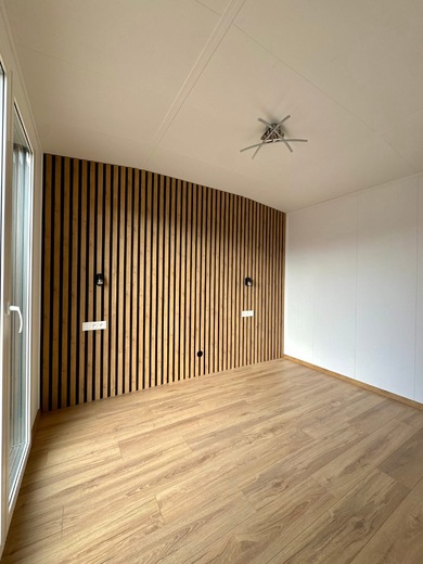 Mobilný dom Super Arktik Family – spálňa s lamelovým obkladom