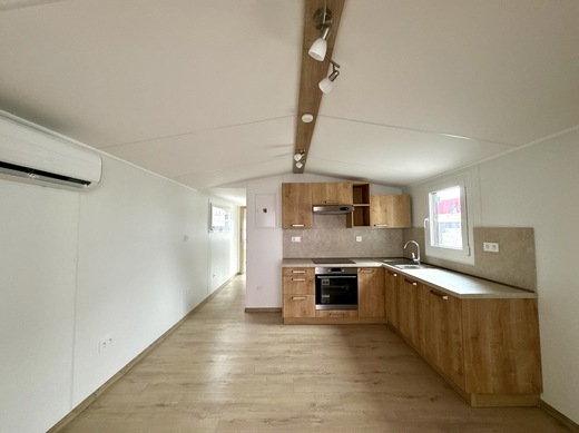 Mobilný dom Super Arktik® – priestranná obývačka s klimou a kuchyňou