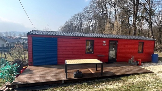 mobilny-dom-drevena-cervena-fasada.JPG