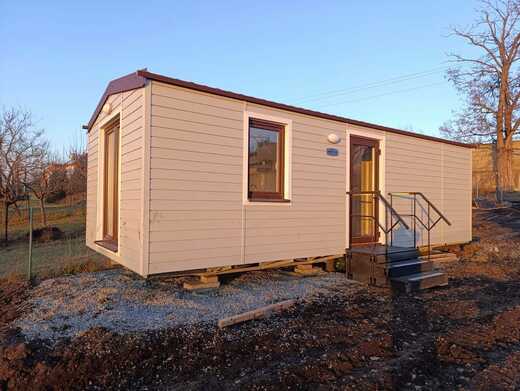 Umiestnenie mobilného domu so sedlovou strechou na pozemku