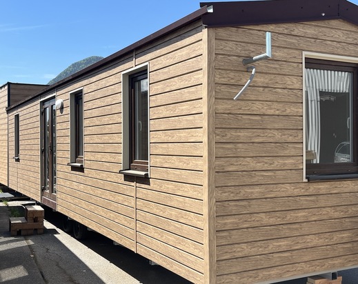 Mobilný dom s fasádou Decosiding Honey Oak | Moderný exteriér