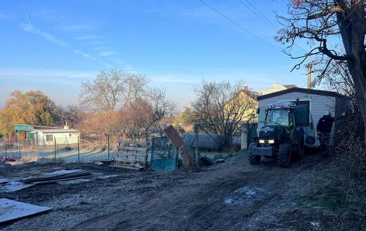 Presun mobilného domu traktorom na pripravený pozemok
