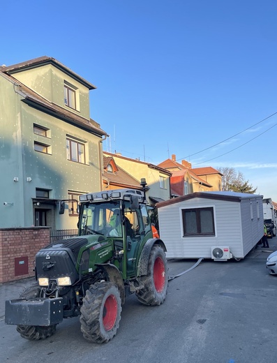 Vyloženie mobilného domu z kamióna