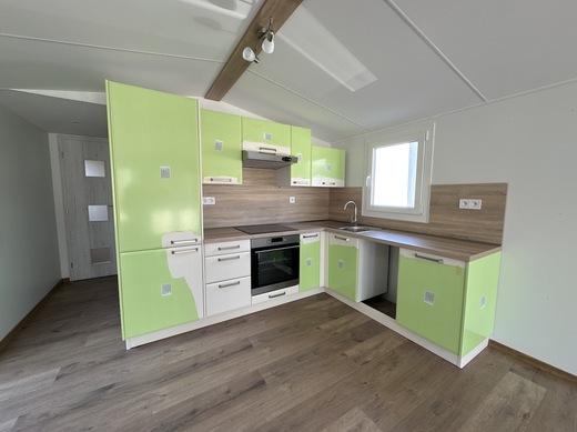 Moderná kuchyňa mobilheimu so spotrebičmi | kompletné vybavenie