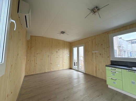 Obývacia izba Mobilného domu Super Arktik Family s dreveným obkladom