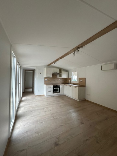 Mobilný dom Super Arktik – obývacia izba s kuchyňou