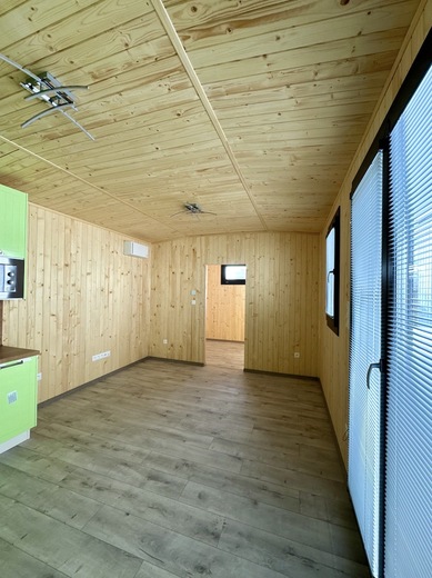 obyvacka-s-drevenym-obkladom-v-mobilnom-dome.jpg