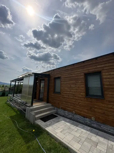 Vstup do mobilného domu | moderný a elegantný exteriér