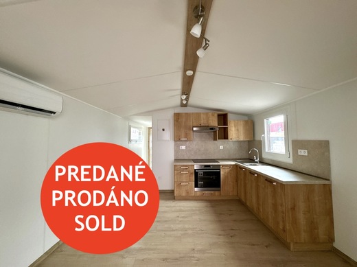 Mobilný dom Super Arktik – obývacia izba s kuchynskou linkou