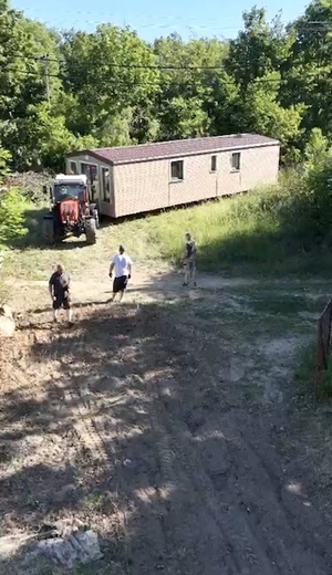 presun-mobilneho-domu-traktorom.jpg