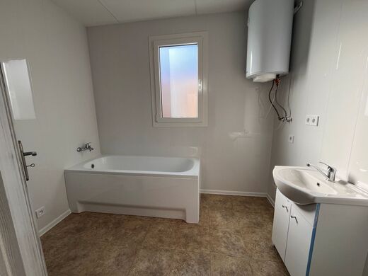 Komfortná kúpeľňa so sanitou v mobilnom dome