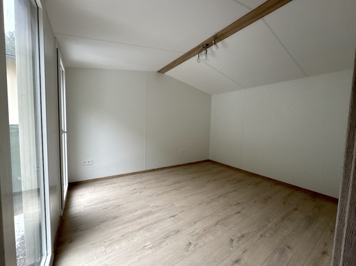 Priestranná spálňa so zvýšeným stropom | Komfort a priestor