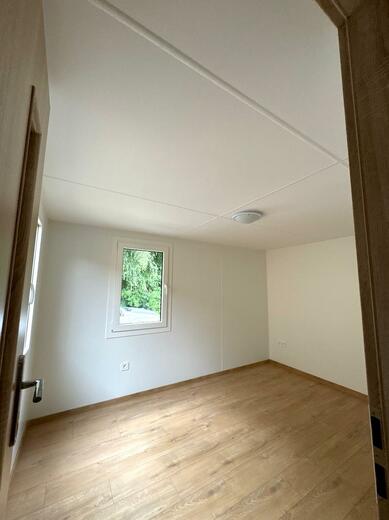 Spálňa mobilného domu – moderný a útulný interiér