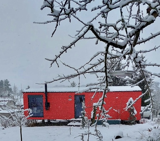 Mobilný dom Super Arktik červená fasáda – zimná krajina