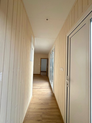 Super Arktik Family – chodba s moderným dreveným obkladom