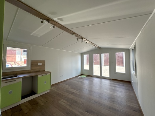 Obývacia izba mobilného domu Super Arktik s balkónovými dverami | moderný interiér