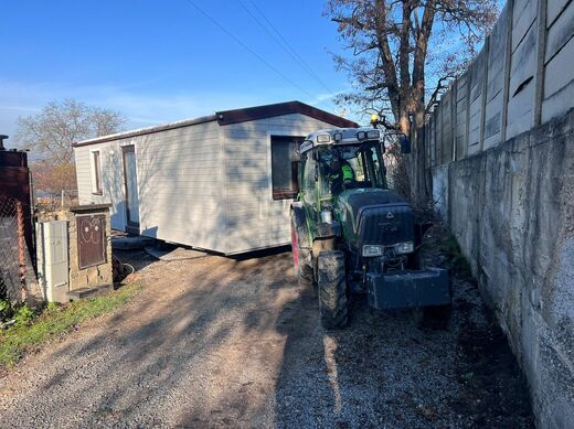 Transport mobilného domu a vyloženie na pozemok