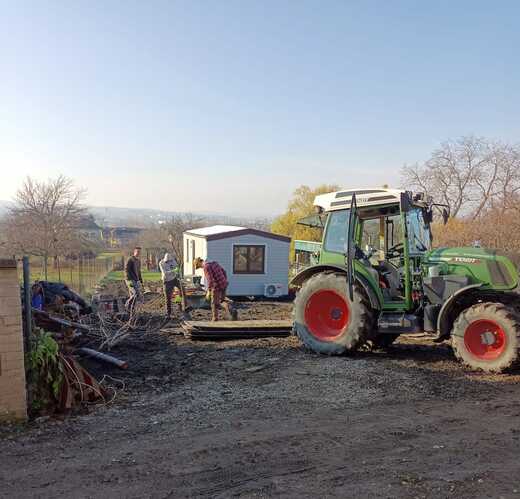 Ťahanie a umiestnenie mobilného domu traktorom
