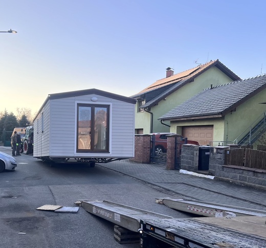 Vykládka mobilného domu z kamióna | Presun na pozemok